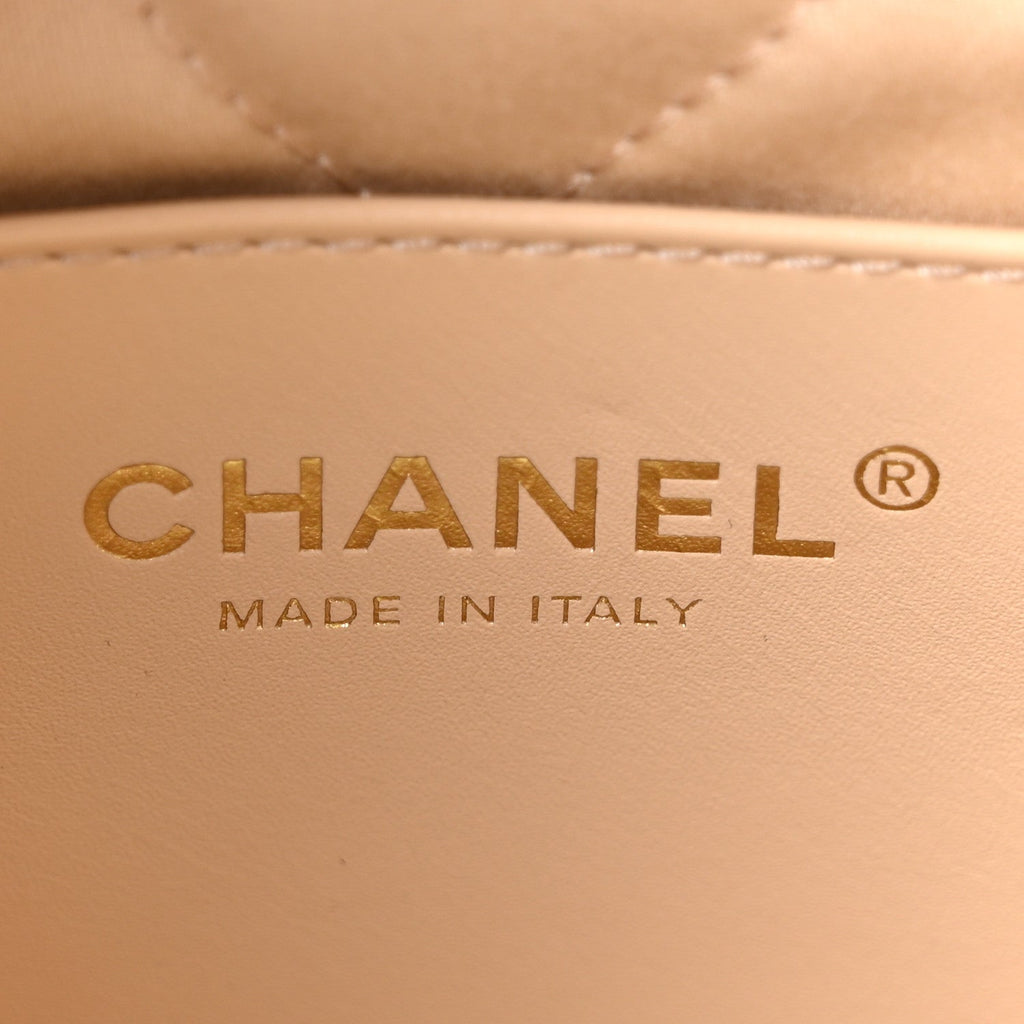 Shiny Caviar Quilted Monochrome Mini Chanel 22 White