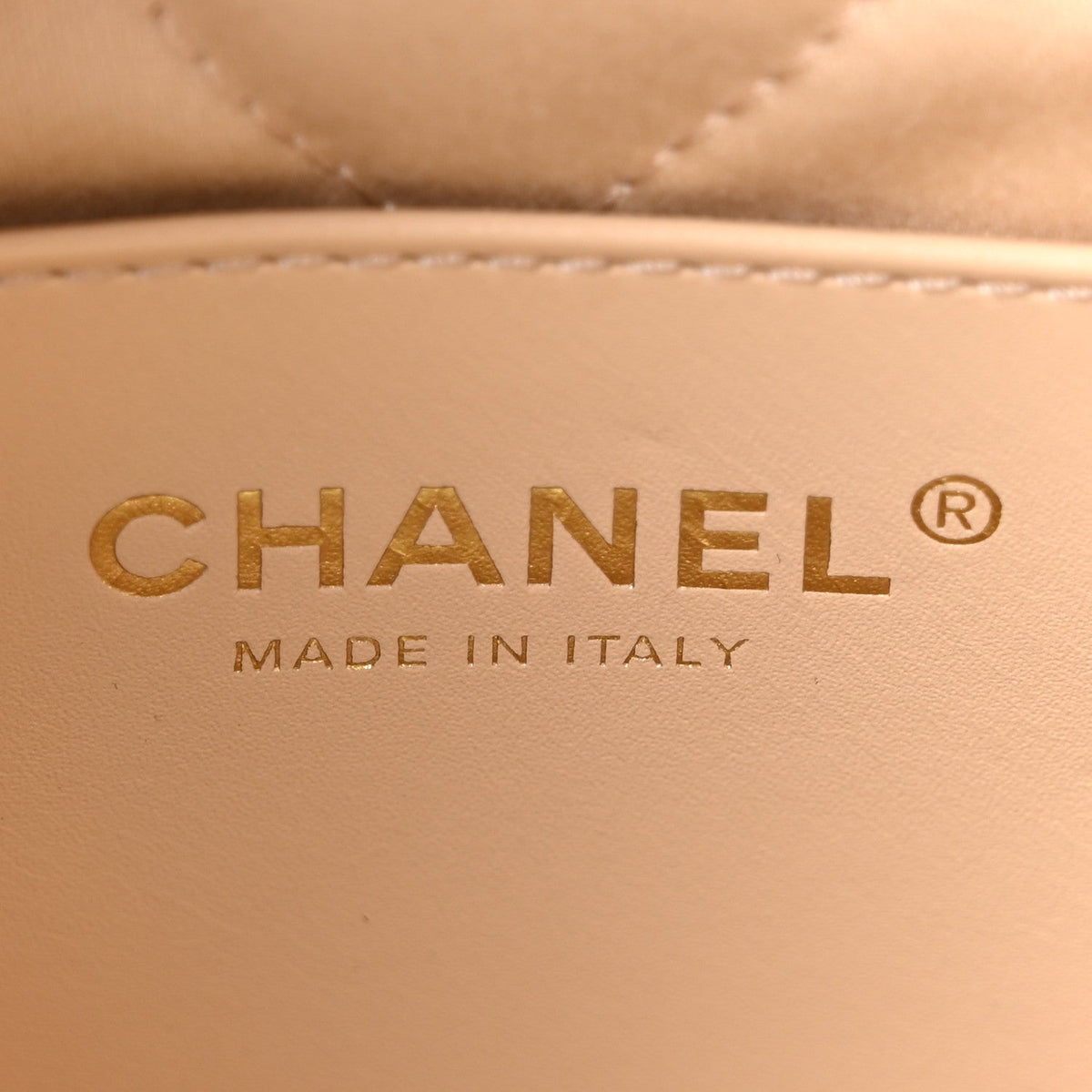 Shiny Caviar Quilted Monochrome Mini Chanel 22 White
