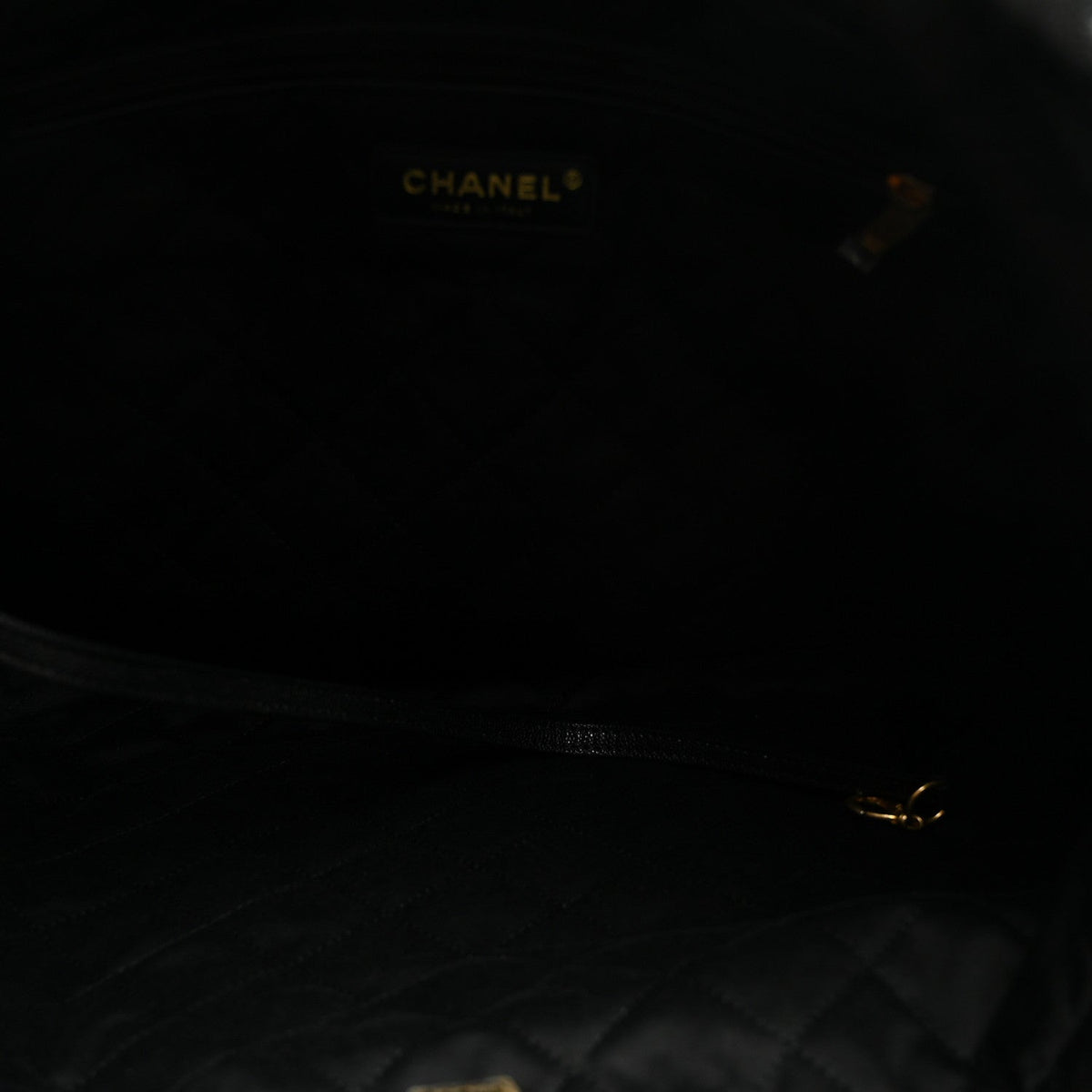 Shiny Caviar Quilted Monochrome Chanel 22 Black
