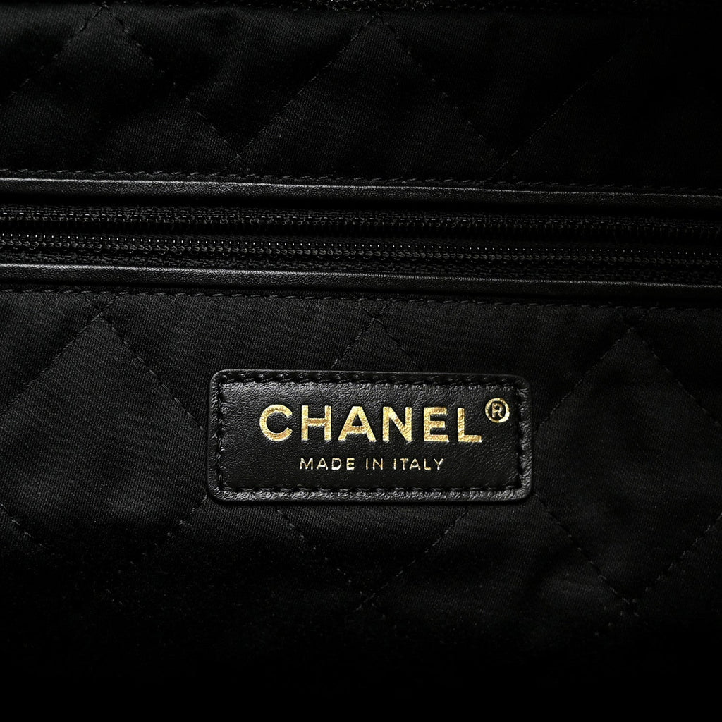 Shiny Caviar Quilted Monochrome Chanel 22 Black