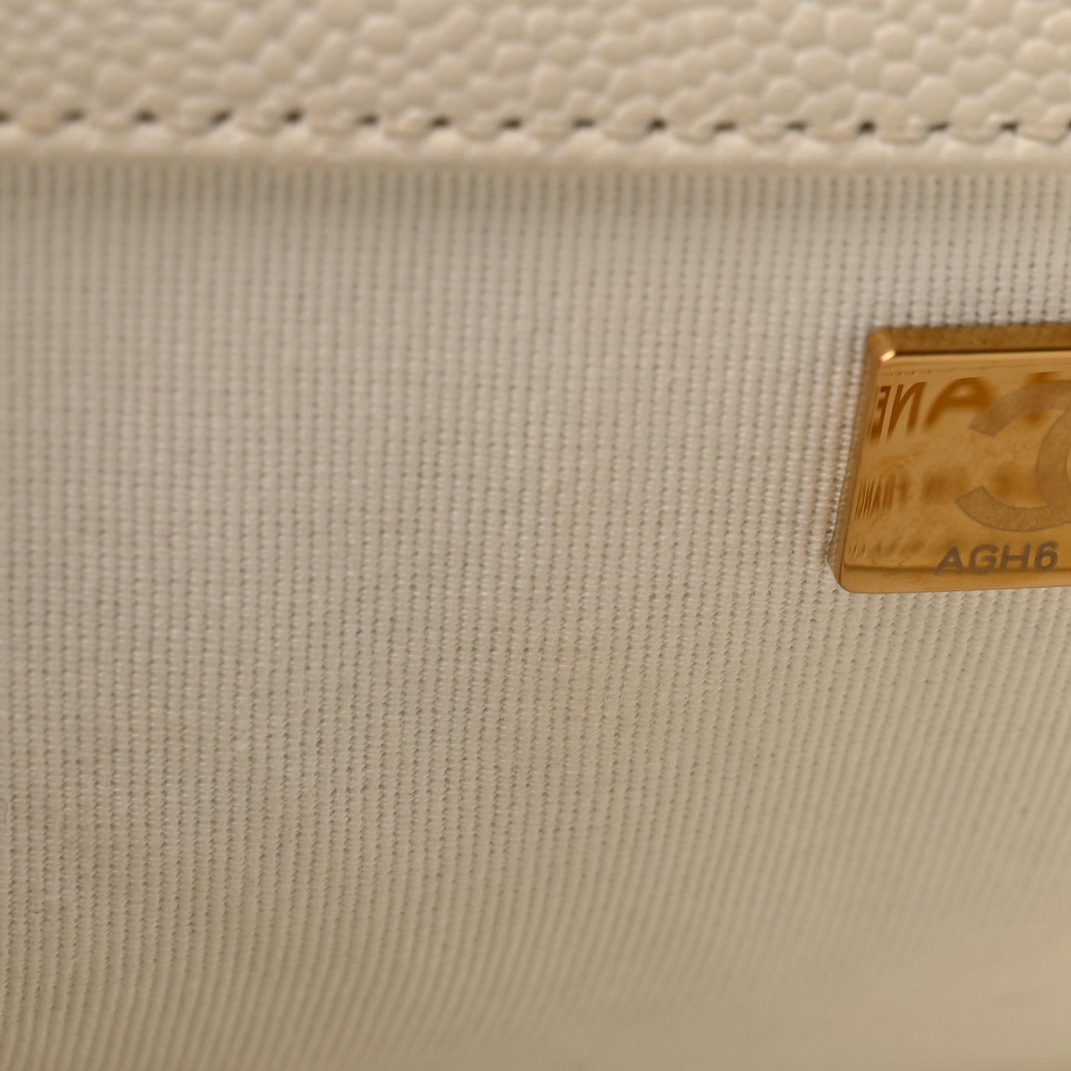 Caviar Quilted Medium Boy Flap White