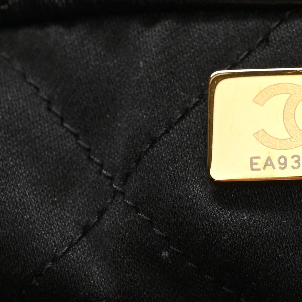 Shiny Calfskin Double Pocket Quilted Chanel 22 Black