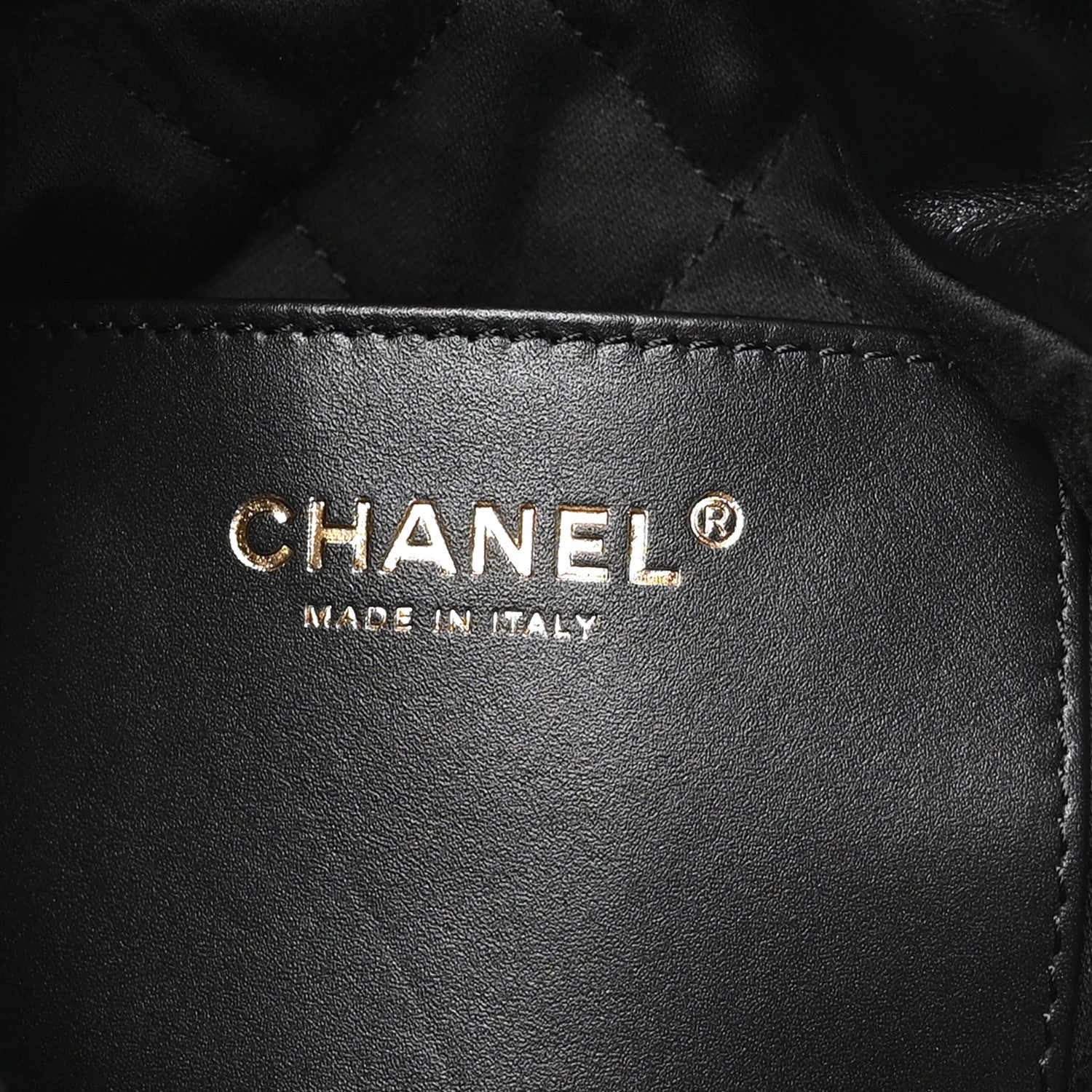 Shiny Calfskin Quilted Pearl CC Chain Mini Chanel 22 Black