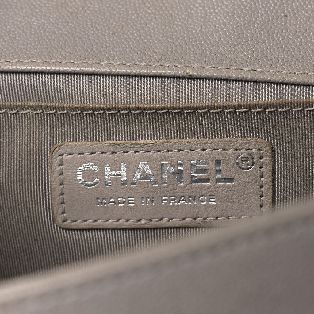 Caviar Quilted Medium Boy Flap Light Grey